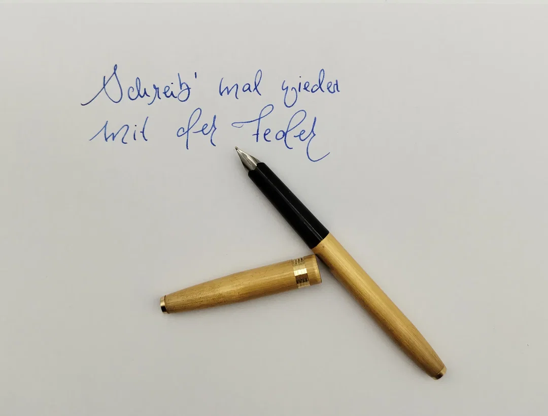 Mini-Füllhalter, gebürstete Oberfläche, vergoldet, No-Name, Edelstahlfeder  - Bild 2