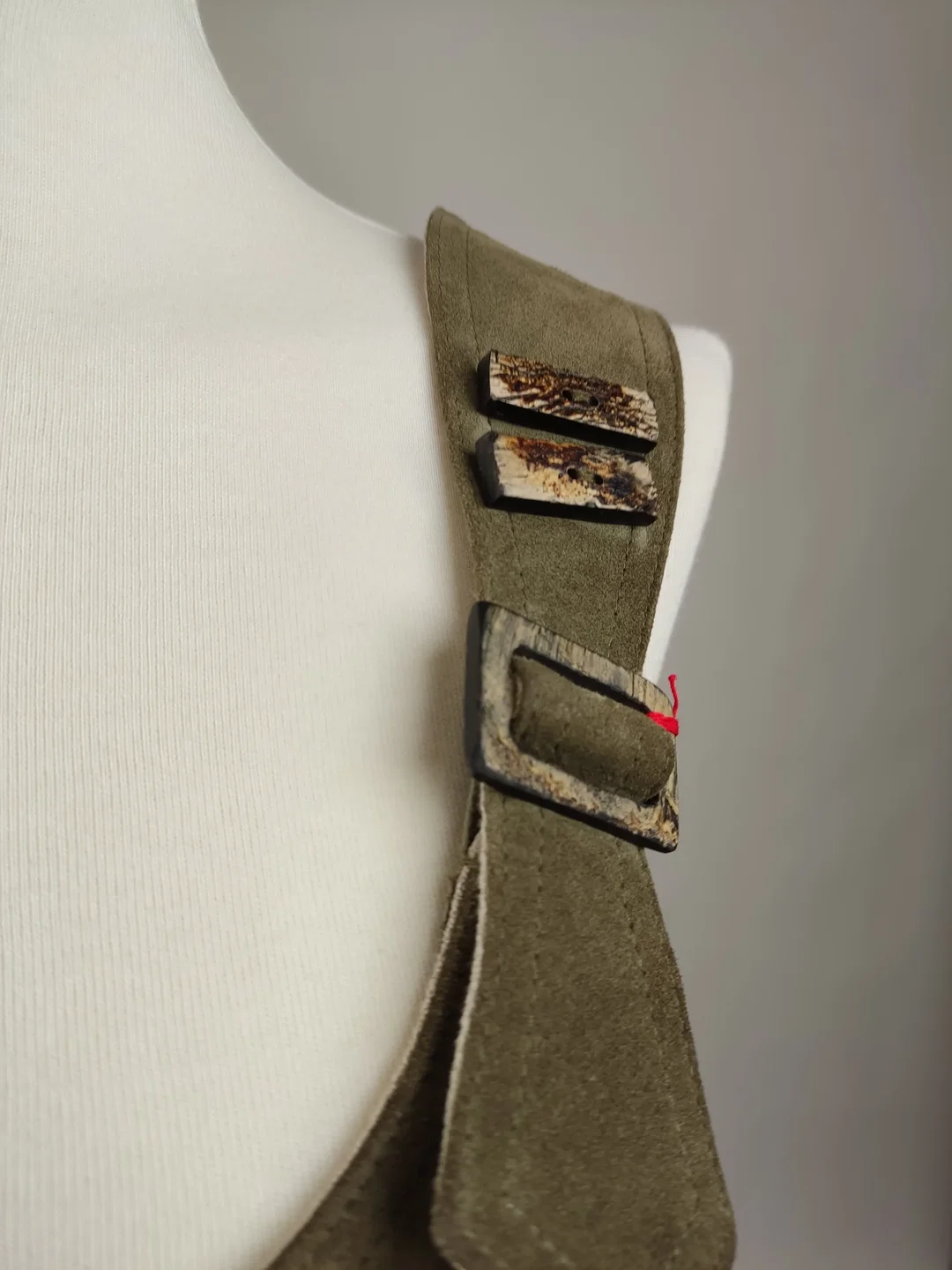 "vom Bergvolk" Trachtengilet Steinknöpfe Leder Rindsfell Größe 34 – Bild 6