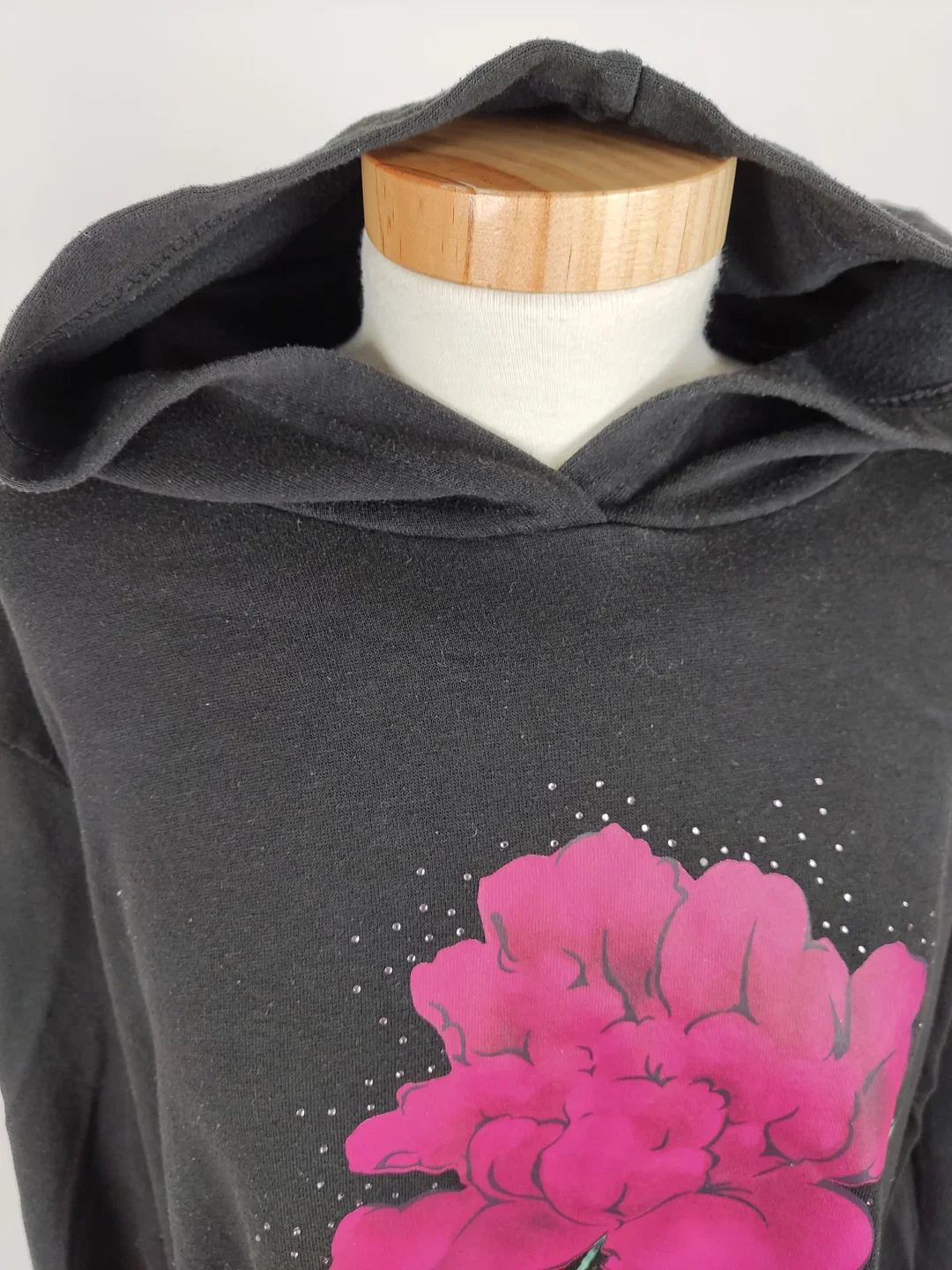 Sweater "Janina" langarm mit Kapuze, schwarz mit Aufdruck, Größe 50 – Bild 2