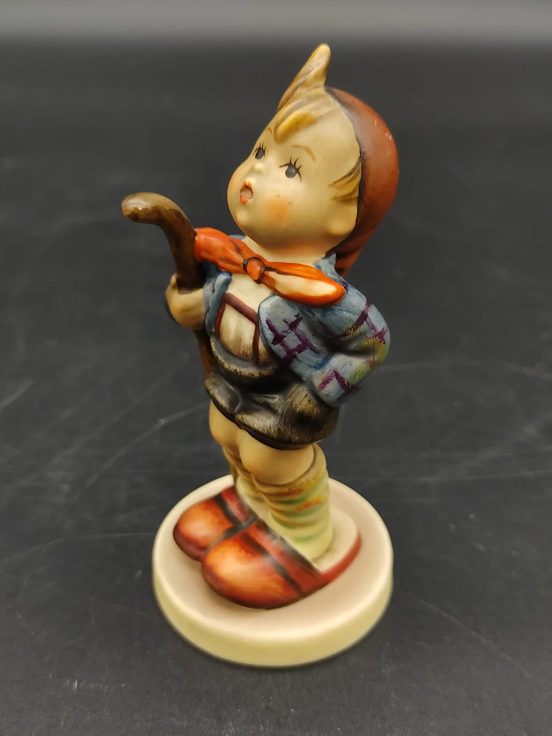 Goebel Porzellan-Figur "Kleiner Wanderer" aus den 1940er Jahren – Bild 2