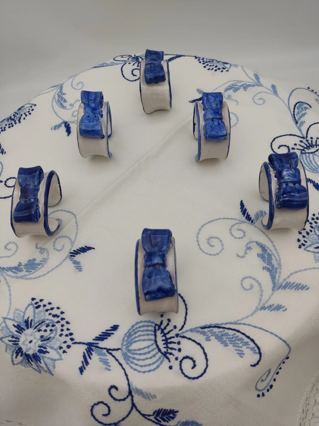 Keramik-Serviettenring mit Schleife 6er-Set | Blau-Weiß Design – Bild 2