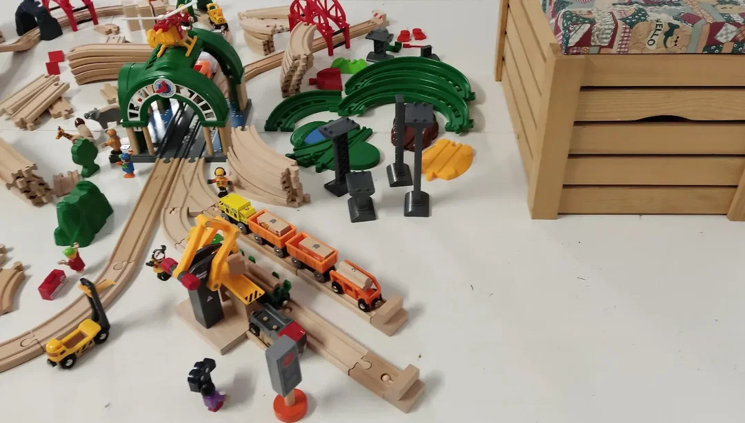 Brio Holzspielzeug/Eisenbahn Konvolut mit Holzkiste – Bild 9