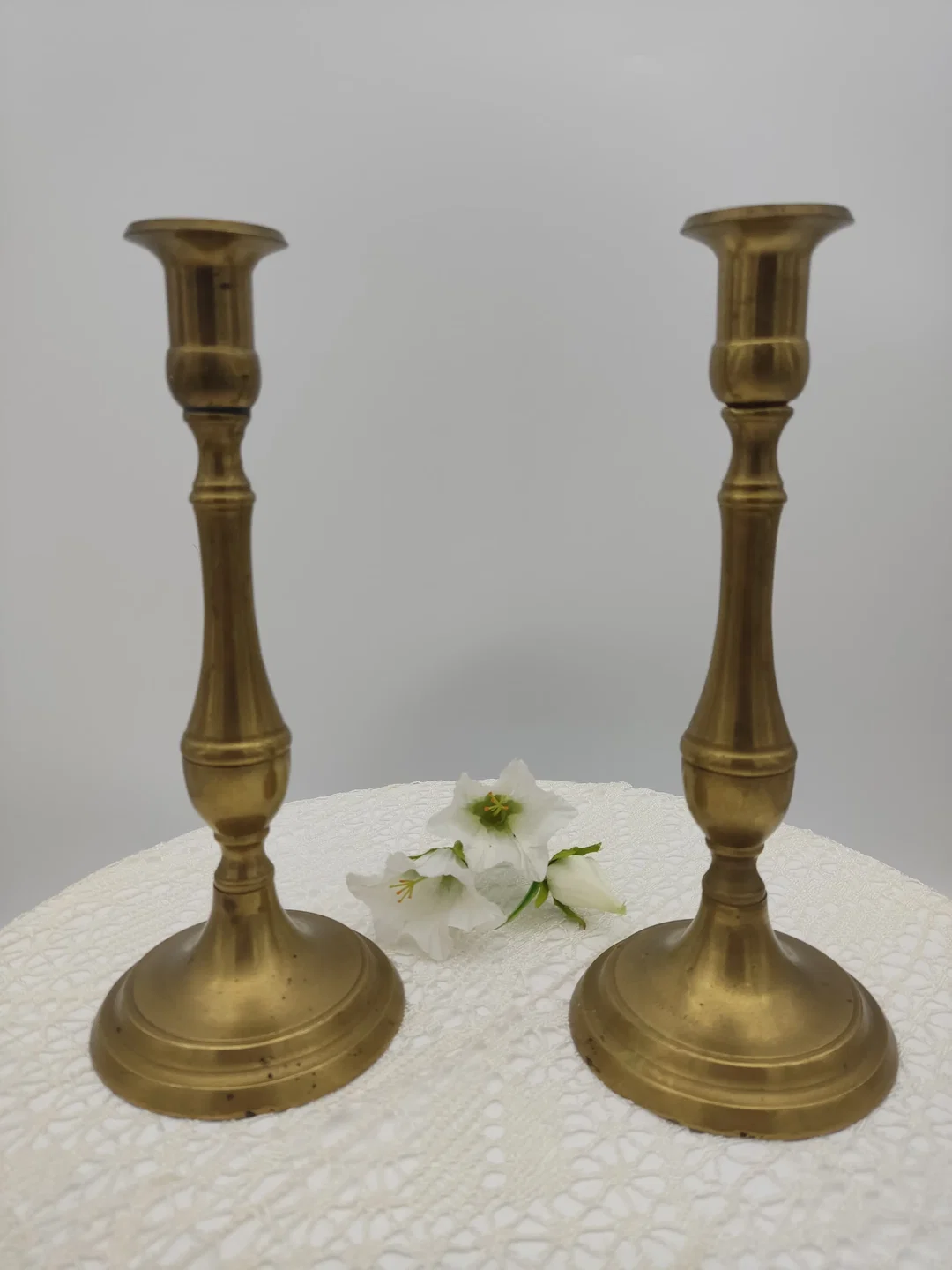Kerzenständer Messing  2er Set, Höhe 23,5 cm, mit 2 Kerzen – Bild 2