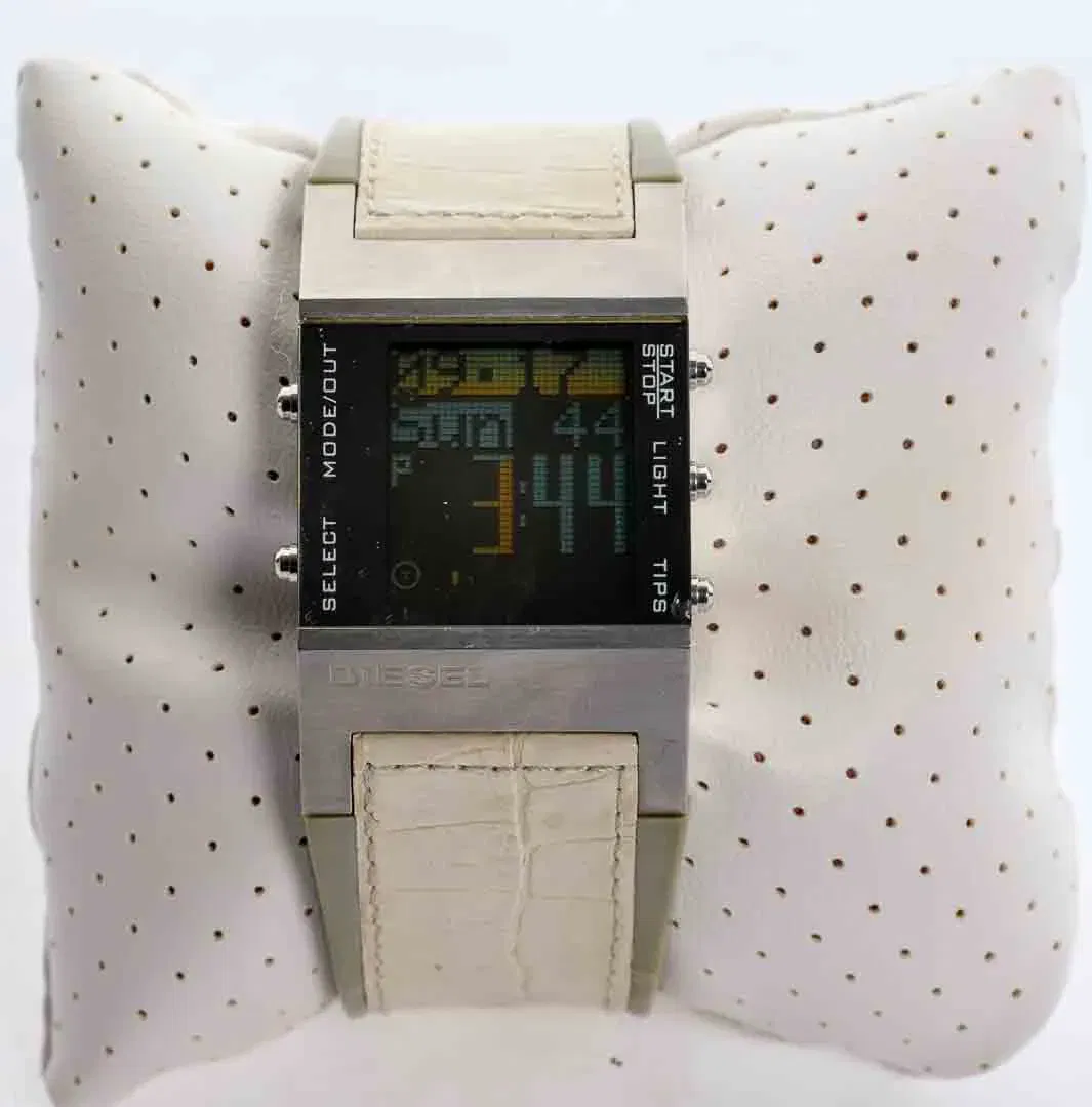 Damen Digitaluhr DZ-7043 von Diesel mit Originalbox – Edelstahlgehäuse & Lederarmband - Bild 1