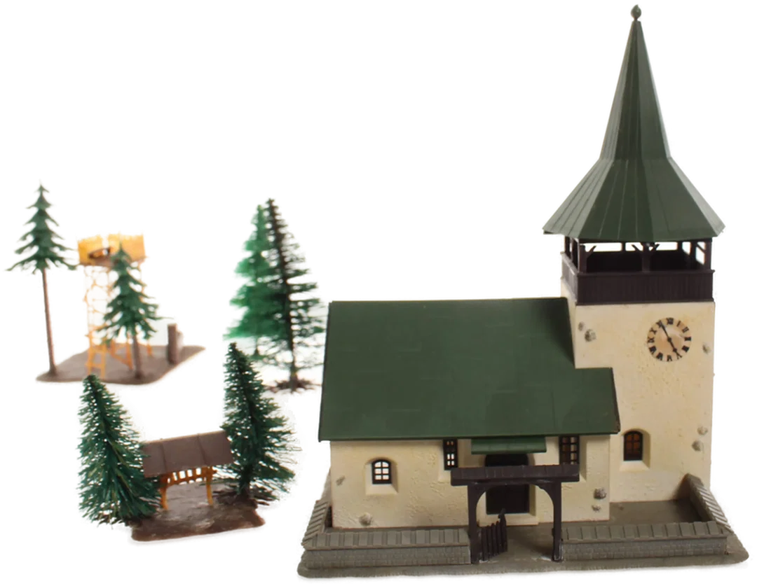 Konvolut Modellbahn-Dekoration – Kirche, Bahnübergänge, Hochstand, Bäume - Bild 1