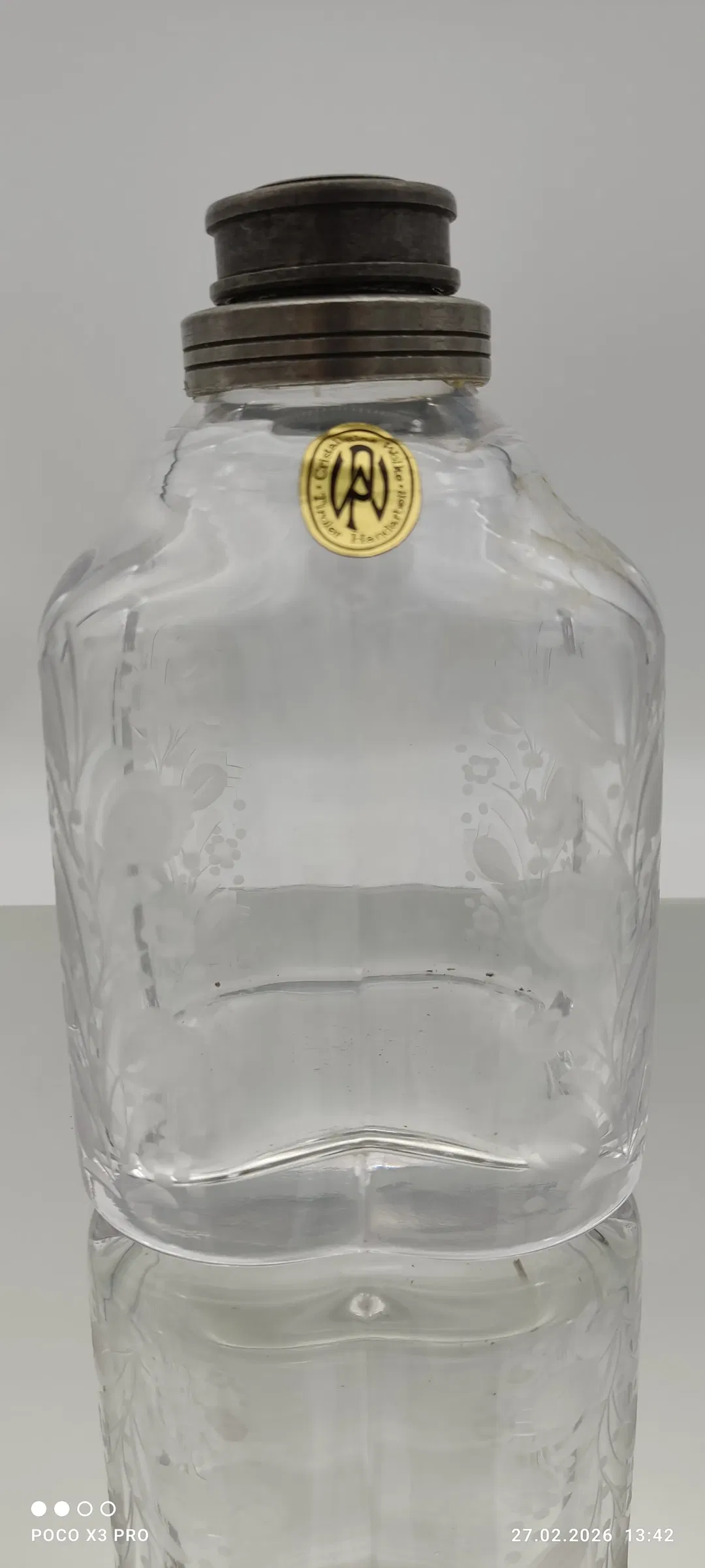 Handgefertigte Glasflasche aus Tiroler Kristallglas mit geschiffenen Blumenmotiven - Bild 4
