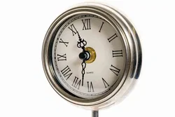 Elegante Tischuhr Silber-Optik mit römischen Ziffern (Quarz) - Bild 2