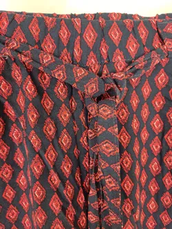 Hose, Dreiviertel mit Gummizugbund und Gürtel, schwarz/rot gemustert mit Taschen, Größe L (geschätzt) - Bild 2