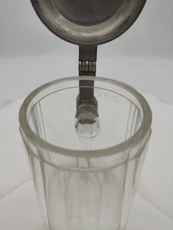 Antiker Glaskrug mit Keglerfigur und Kegel mit Kugel auf dem Zinndeckel, 0,5 Liter, ca 100 bis125 Jahre alt – Vorschau 4