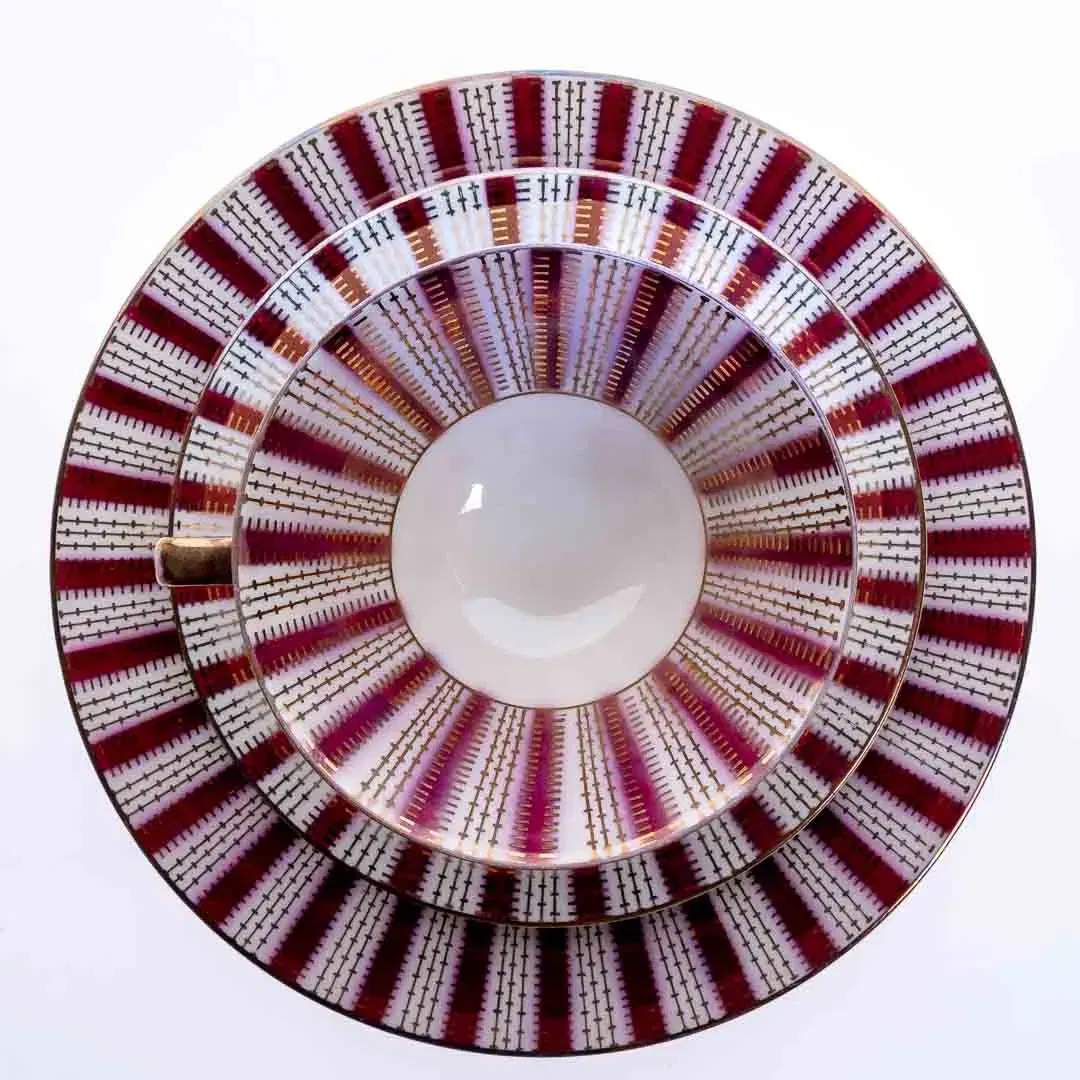 ZEH SCHERZER BAVARIA GERMANY 3-teiliges Porzellanset mit 2 Tellern und 1 Tasse in rot-weiß-gold - Bild 1