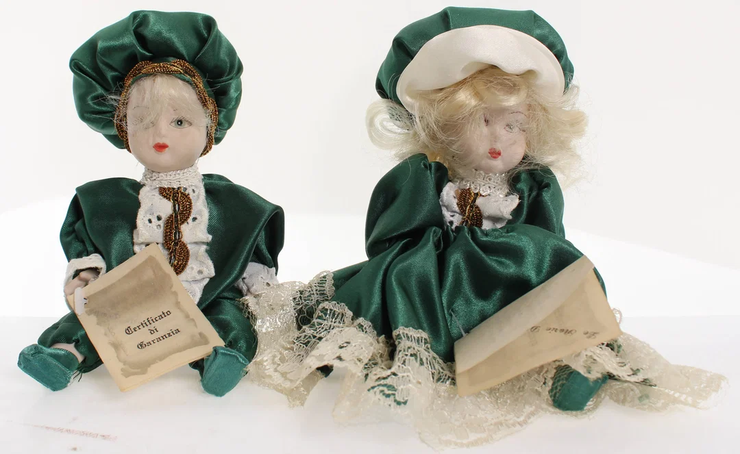 2 Porzellanpuppen auf Sofa – Certificato di Garanzia, ca. 19 cm – Bild 4