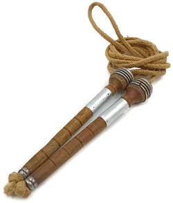 Antikes Springseil mit Holzgriffen