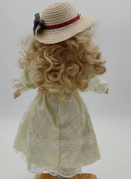Hübsche Porzellanpuppe mit entzückendem Spitzenkleid und Strohhut – Bild 3