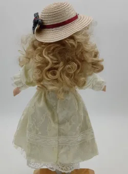 Hübsche Porzellanpuppe mit entzückendem Spitzenkleid und Strohhut - Bild 3