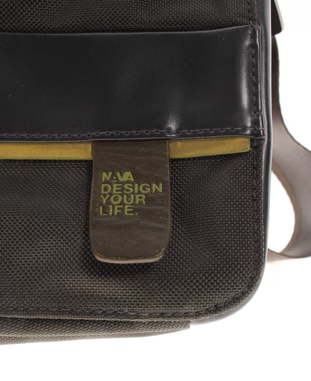 NAVA Umhängetasche – Design Your Life – Dunkelbraun / Schwarz – Messenger Bag – Bild 3