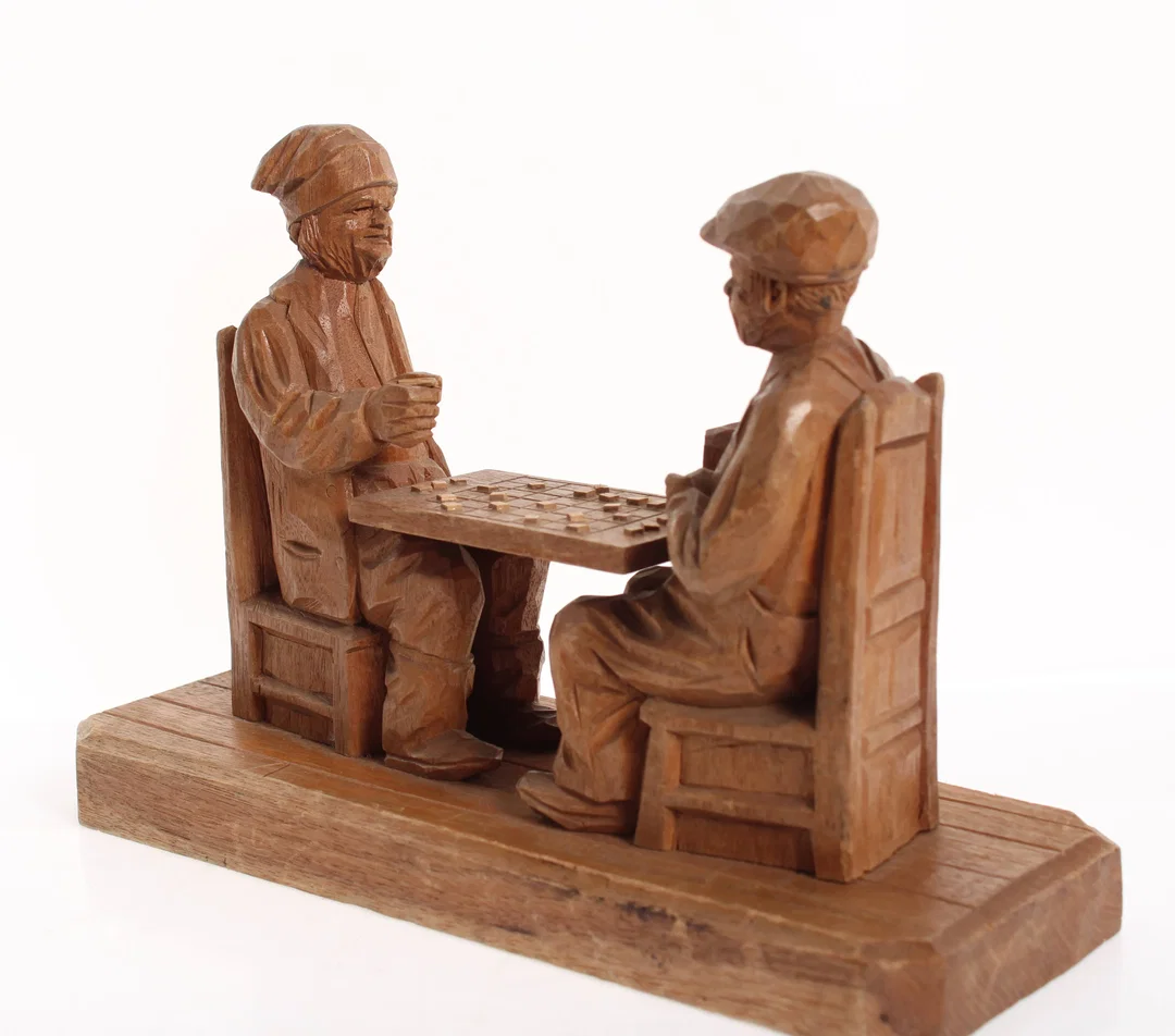Handgeschnitzte Holzfigur – 2 Männer beim Brettspiel, ca. 26 x 10 x 18,5 cm – Bild 2