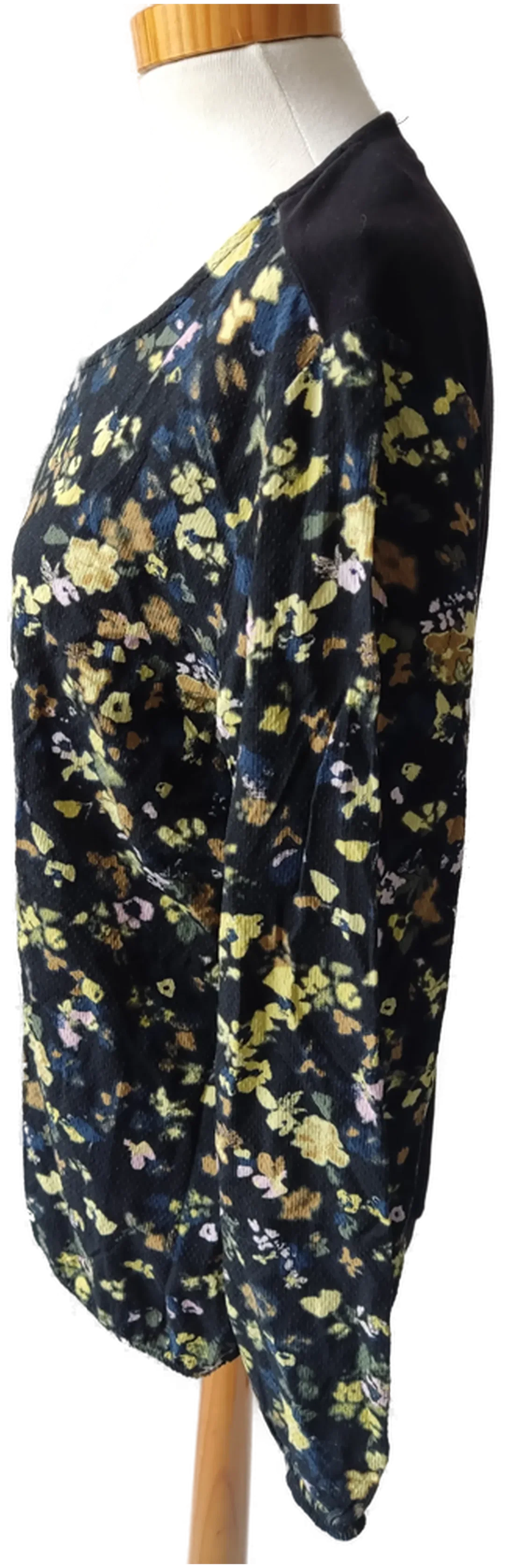 s.Oliver Damen Langarmshirt - schwarz mit gelben Blumenmuster - Gr. 40 – Bild 2
