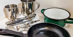 Outdoor-Set für Abenteurer: Emaille-Topf, Pfanne & Camping-Besteck für 2 Personen – Vorschau 3