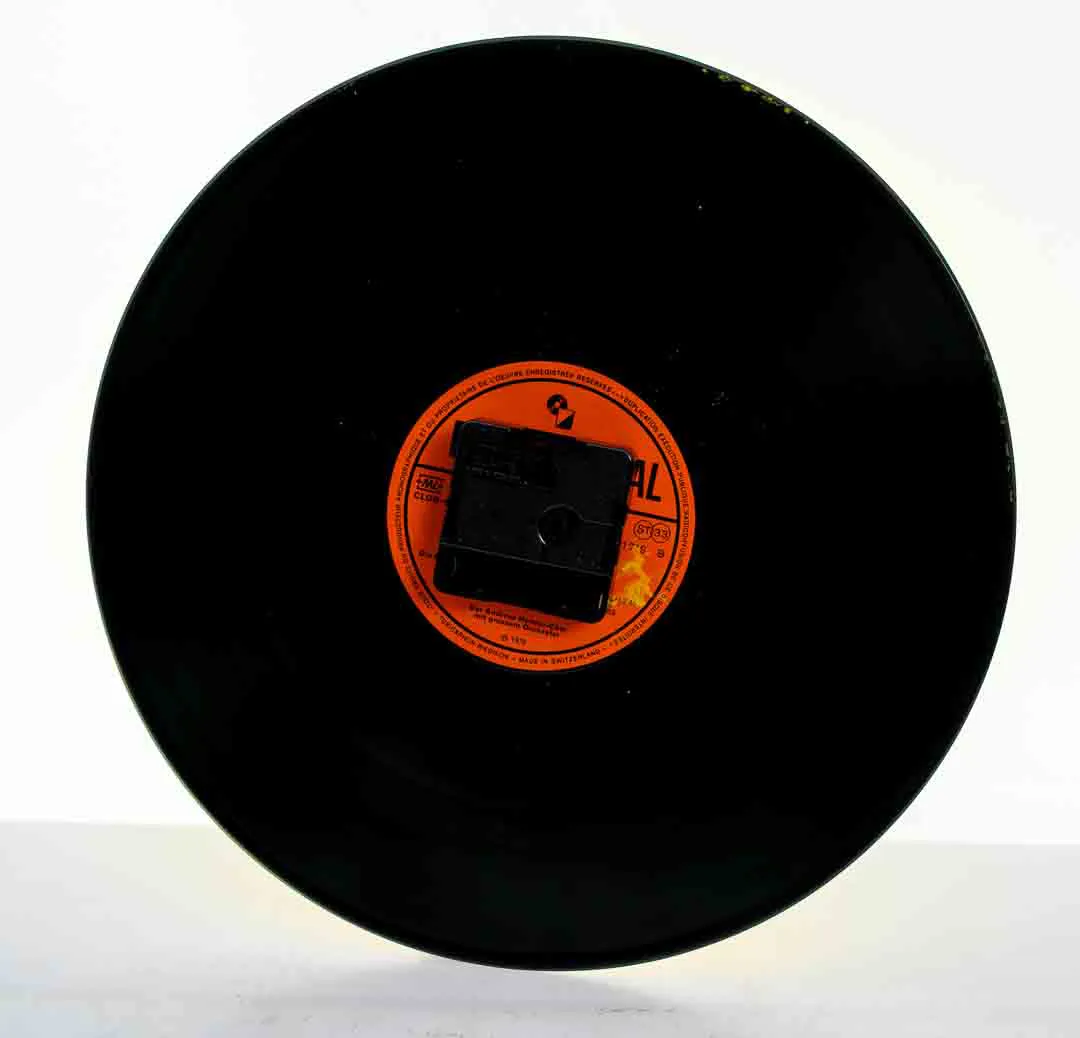 Zeitspur: Retro-Chic: Handgefertigte Schallplattenuhr mit Domino-Akzenten – Bild 2
