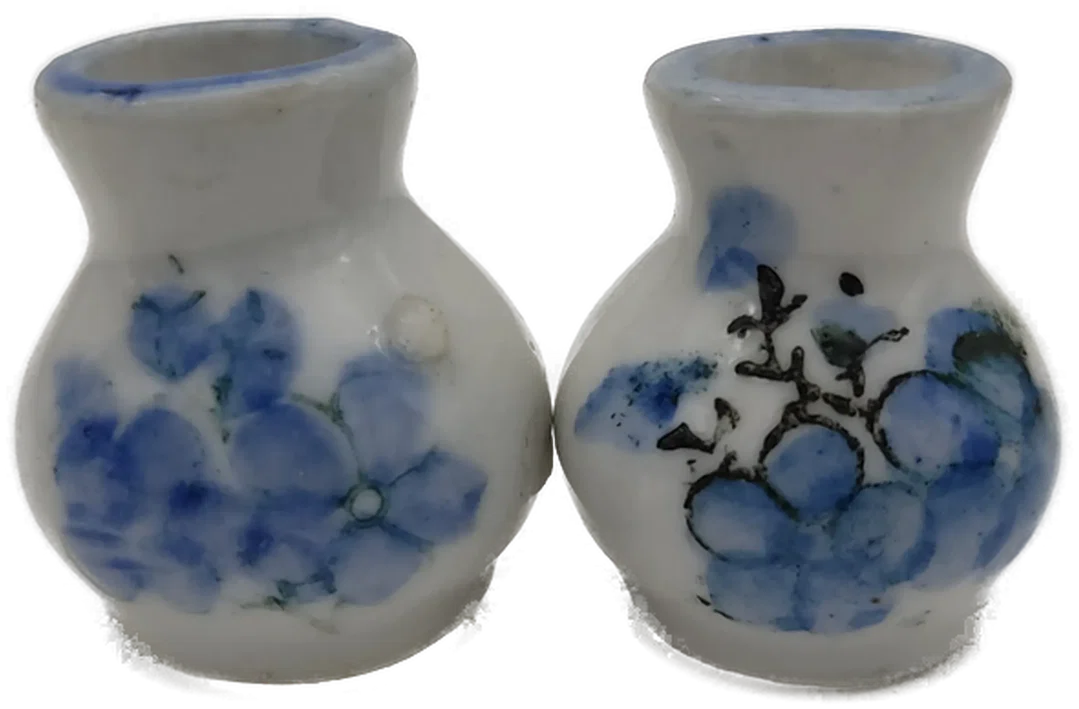 Puppenhaus Zubehör: Miniatur Keramikvase mit Blumenmotiv 2er-Set | Sammlerstück  – Bild 1