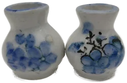 Puppenhaus Zubehör: Miniatur Keramikvase mit Blumenmotiv 2er-Set | Sammlerstück  - Bild 1