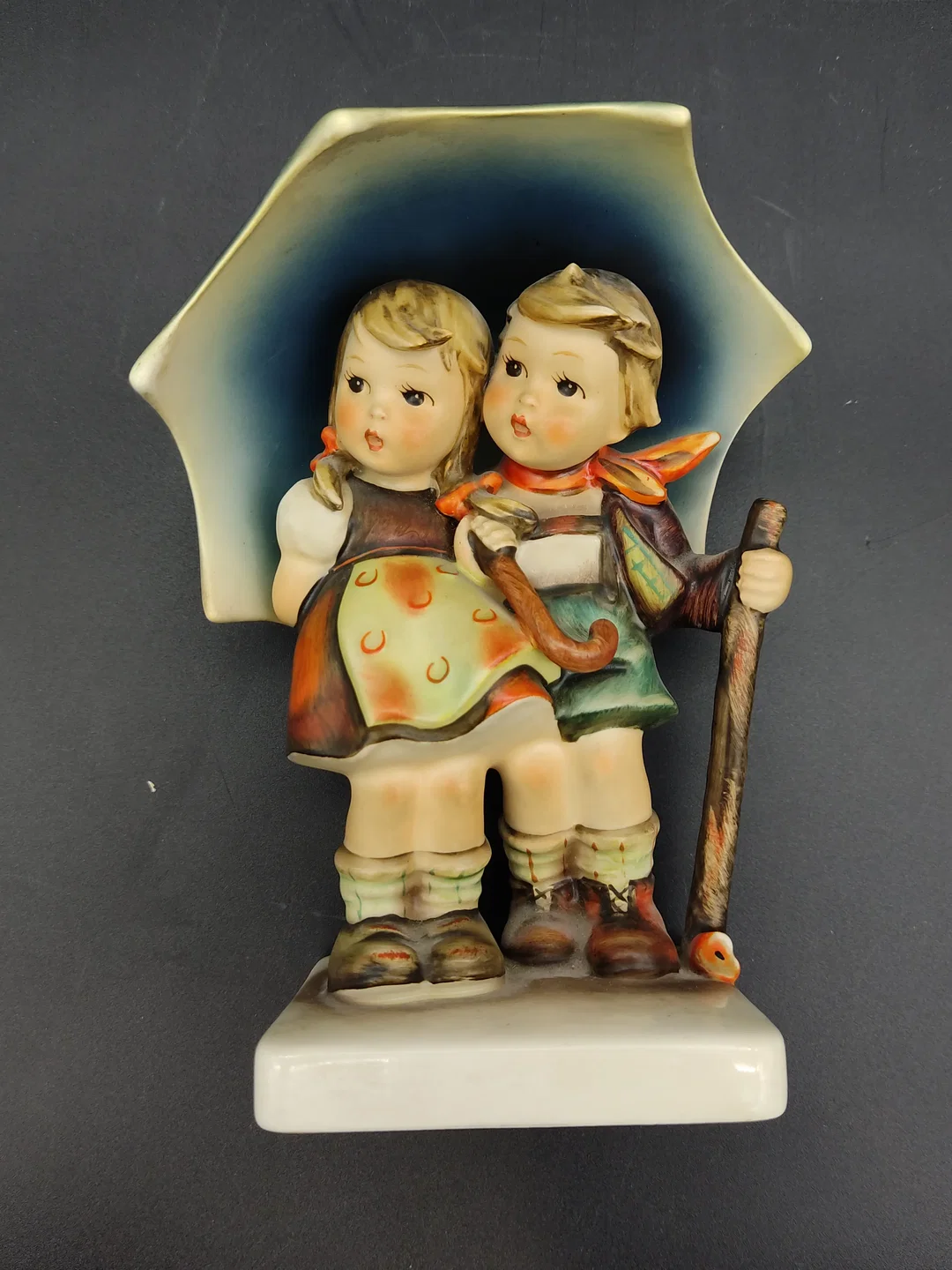 Vintage Goebel Hummel Figur 71 "Unter einem Dach" aus den 1950er-Jahren – Bild 2