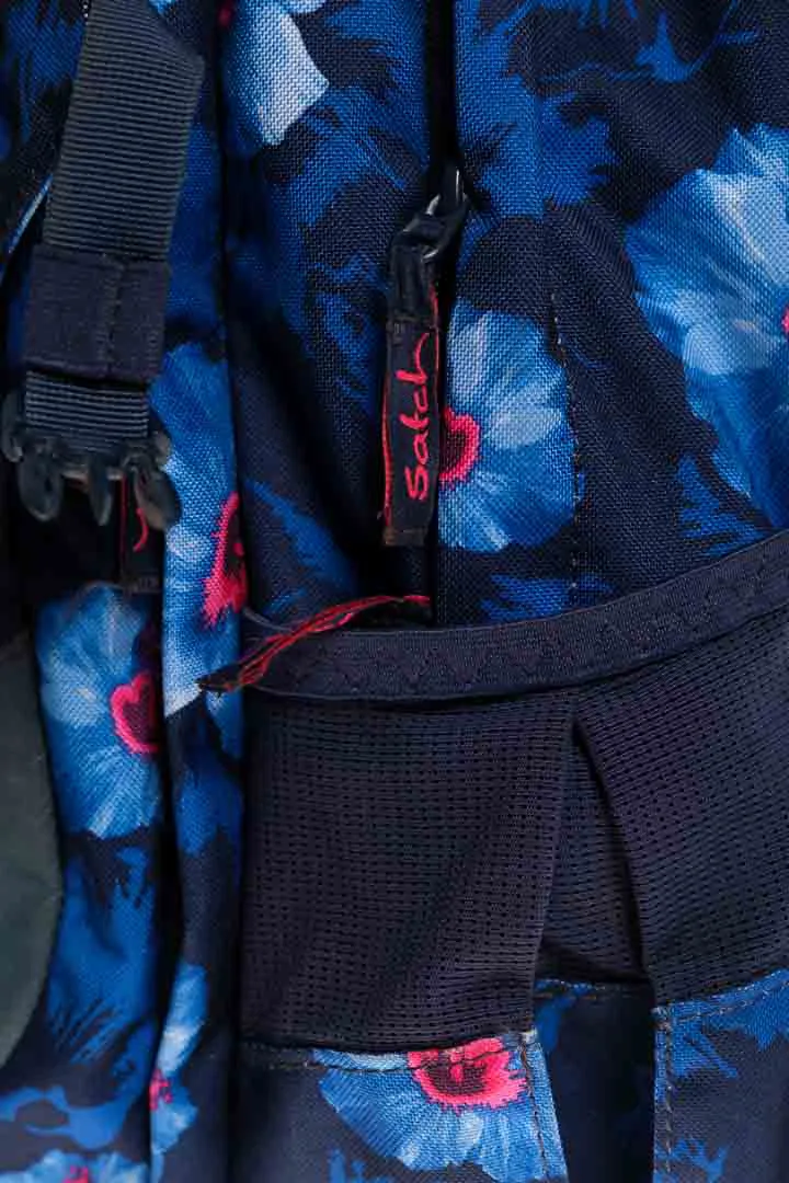 Satch Schulrucksack – Blau mit Hibiskus-Muster – ergonomisch & geräumig – Bild 4