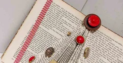 Seitengruaß, dekoratives Buchobjekt Buchkunst Faltbuch mit roten Akzenten – Vorschau 2