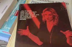 Urbayerische Kabarett-Power: Monika Gruber „Irgendwas is’ immer“ (DVD) – Vorschau 1