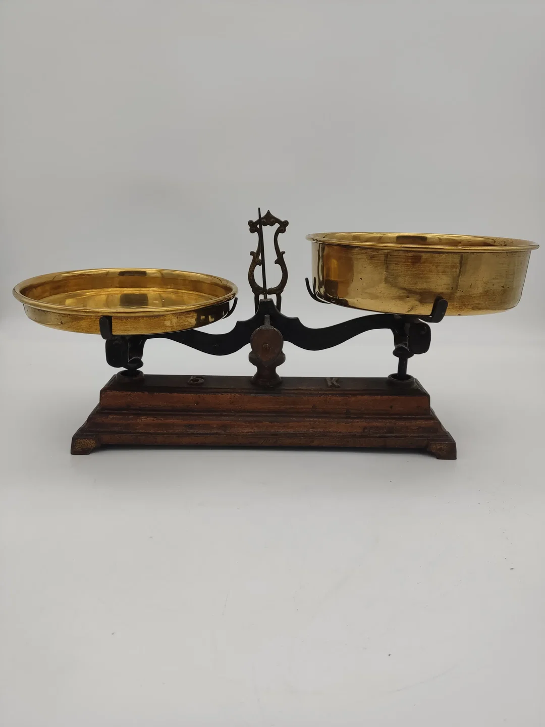 Vintage Gusseisen Balkenwaage mit Messing-Schalen und Gewichten  – Bild 4
