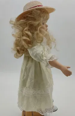 Hübsche Porzellanpuppe mit entzückendem Spitzenkleid und Strohhut - Bild 2