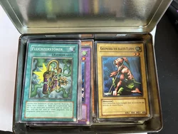 111 YuGiOh Karten in Sammelbox - Bild 2