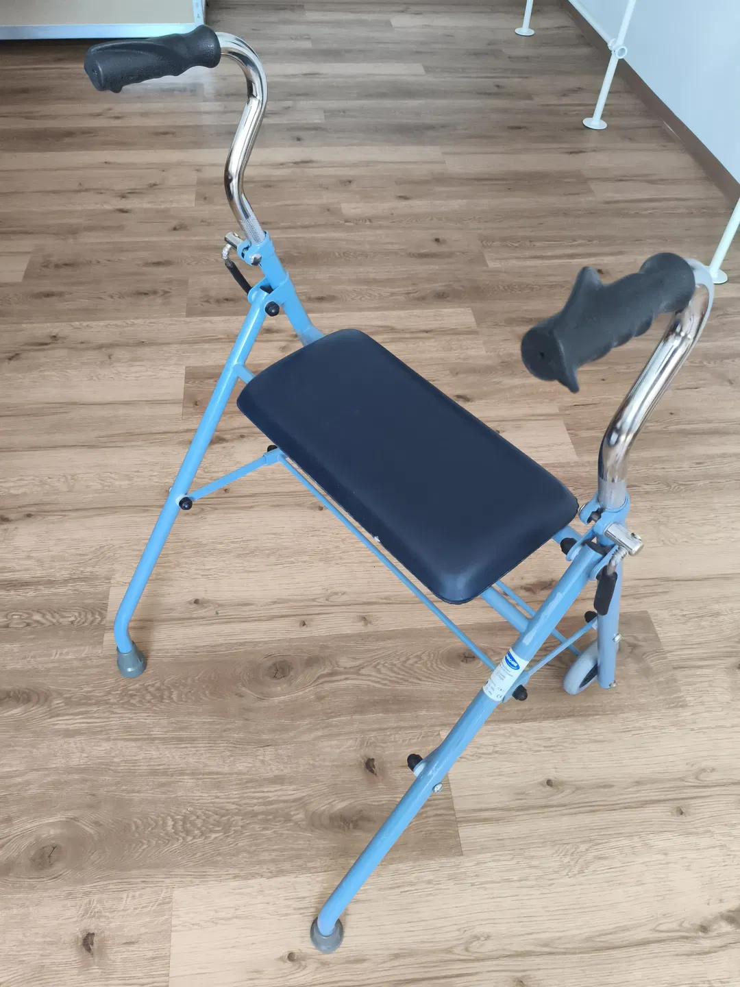 Faltbarer Rollator mit Sitz - Bild 4