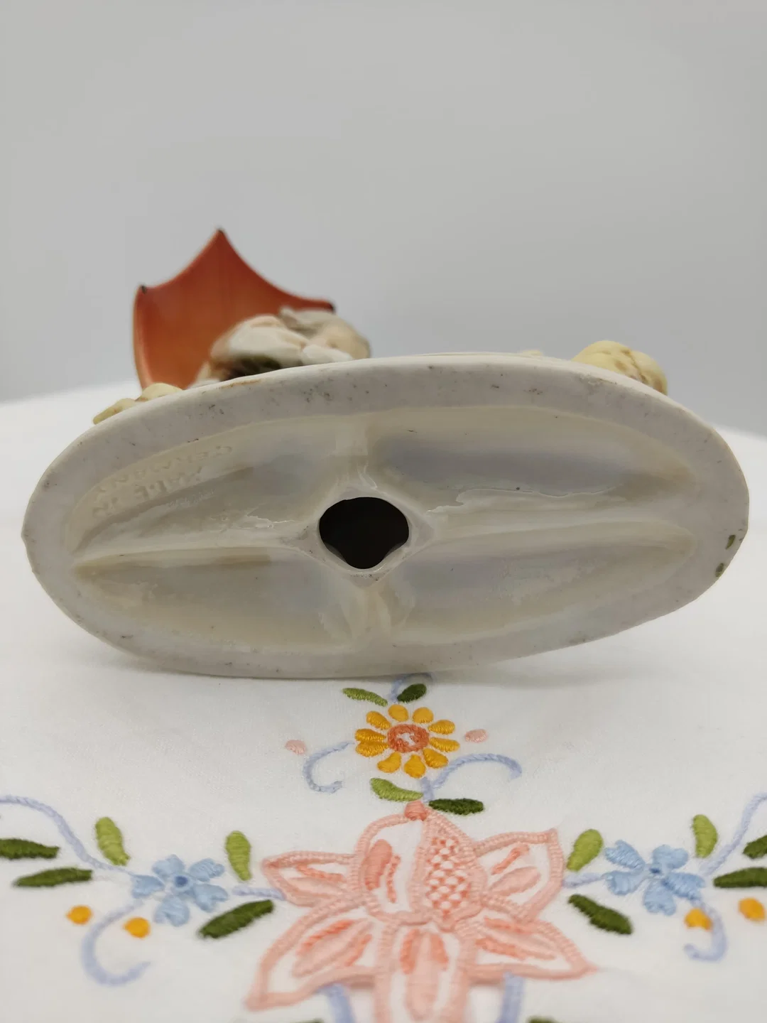 Deutsche Porzellanfigur Junge mit Regenschirm und Enten | Hummel-Stil – Bild 10