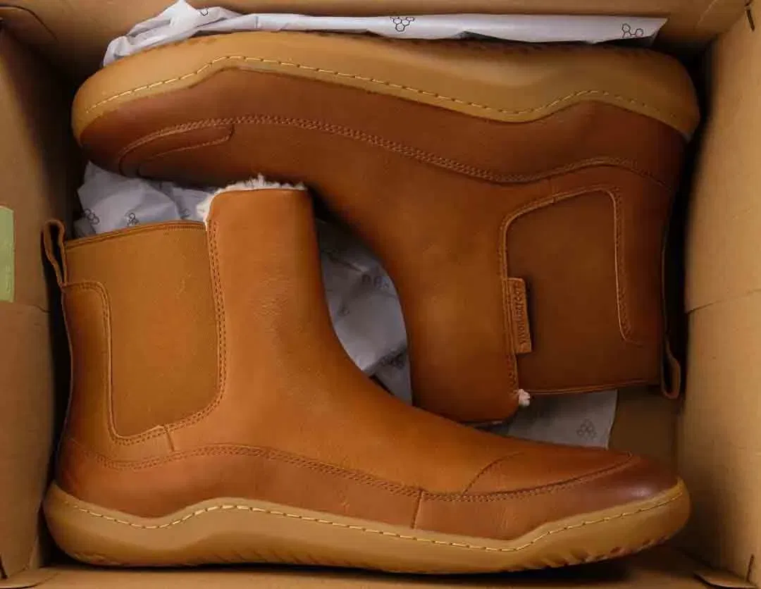 VIVOBAREFOOT Gobi Chelsea Boot Vegane Herren-Winterschuhe in karamellbraun, Größe 46 - Bild 4