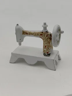 Puppenhaus Zubehör: Miniatur Metall Singer Nähmaschine | Sammlerstück mit Charakterspur – Vorschau 5