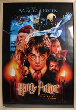 Gerahmtes Filmplakat „Harry Potter and the Sorcerer’s Stone“ (Stein der Weisen) — 95 × 64 cm (gerahmt) - Bild 2