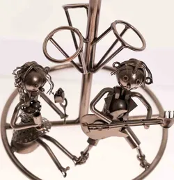 Metall-Figur Musik-Duo – Handgefertigte Skulptur mit Weinflaschenhalter - Bild 2