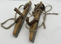 Antike Holzschlittschuhe mit Metallkufen - aus dem 19. Jahrhundert – Vorschau 1