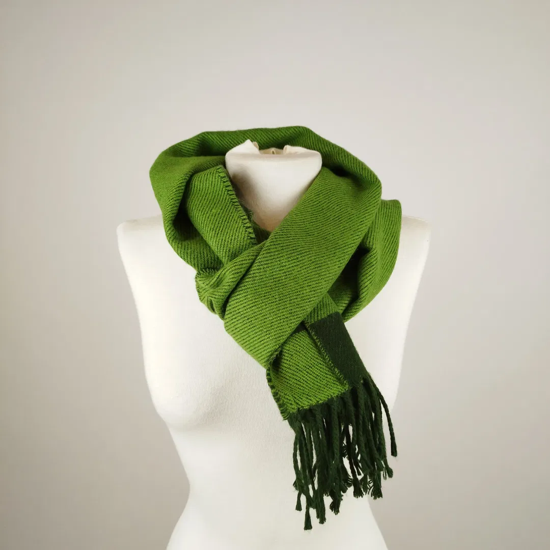 Grüner Schal mit Fransen - 160cm lang - Bild 4