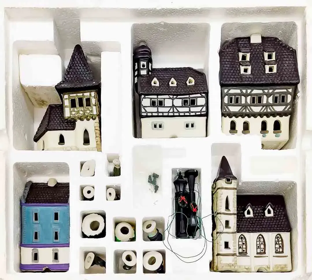 Sinowai Reg Keramik Miniatur Dorf 5 Gebäude mit 10 Figuren und 2 Laternen mit Batteriebox /Weihnachtsdorf - Bild 4