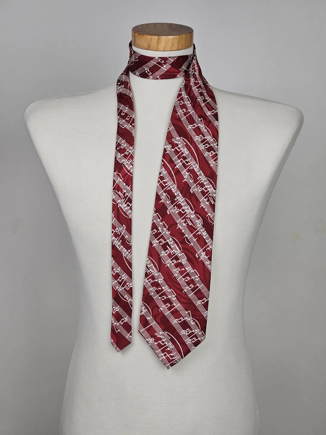 Elegante handgefertigte Gold City Seidenkrawatte 