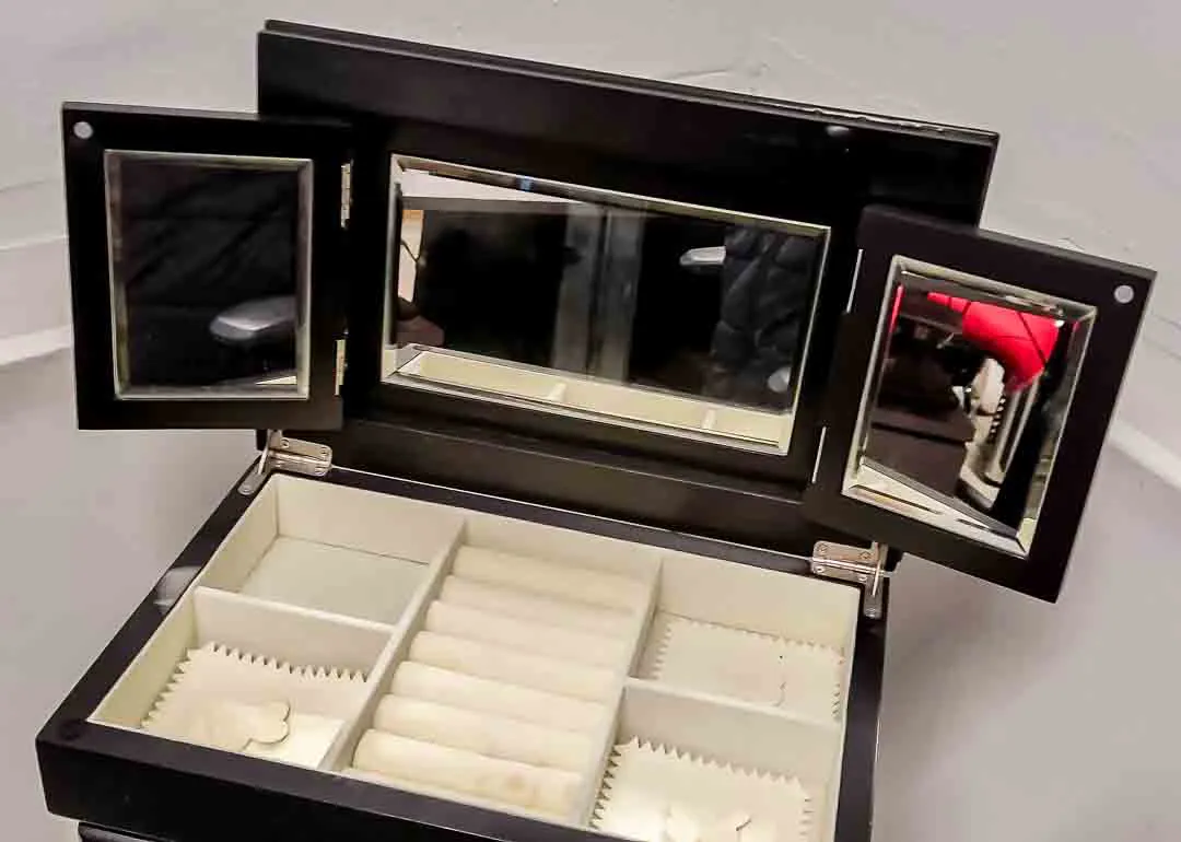 Eleganter Schmuckschrank in Schwarz – Stilvolle Ordnung für Ihre Schätze – Bild 2