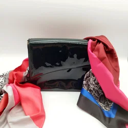 Moderne Handtasche im Glossy Look 