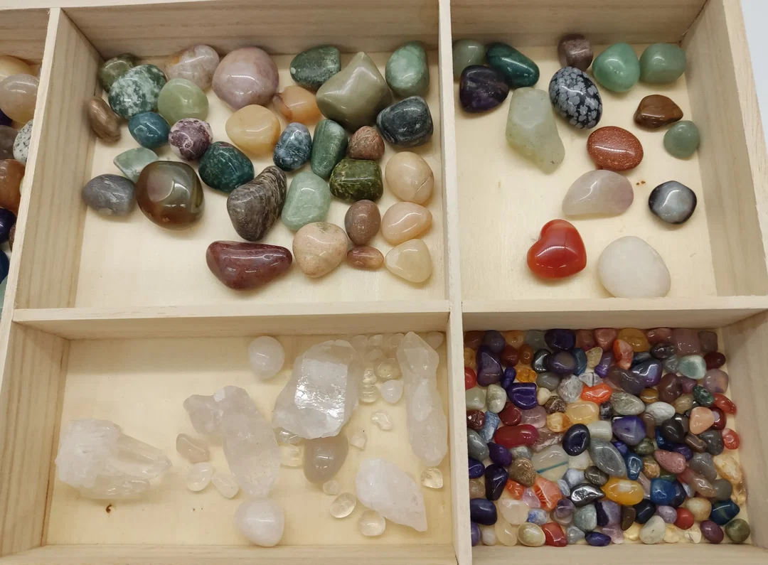 Setzkasten mit Halbedelsteinen, Steinen und 2 Fossilien – Bild 8