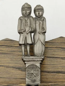 Zinn-Hochzeitslöffel 3er-Set mit Holzhalterung | Ein Brautpaar am Griffende – Vorschau 6
