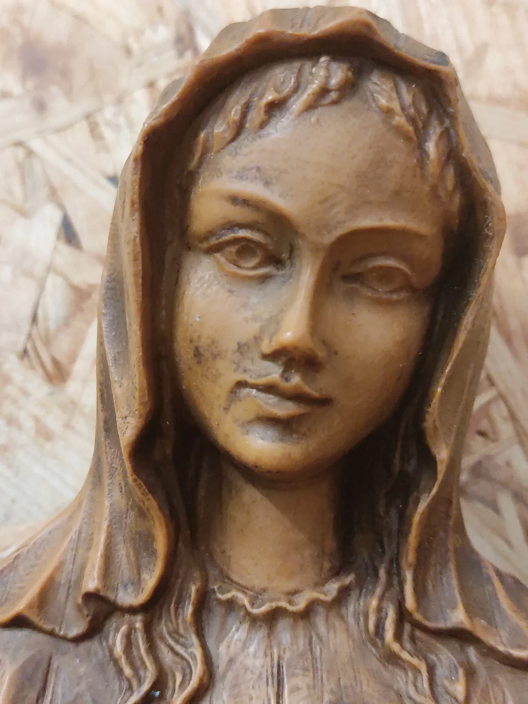 Holz-Wandbild Madonna mit Kind 40 cm | Handgearbeitet – Bild 8