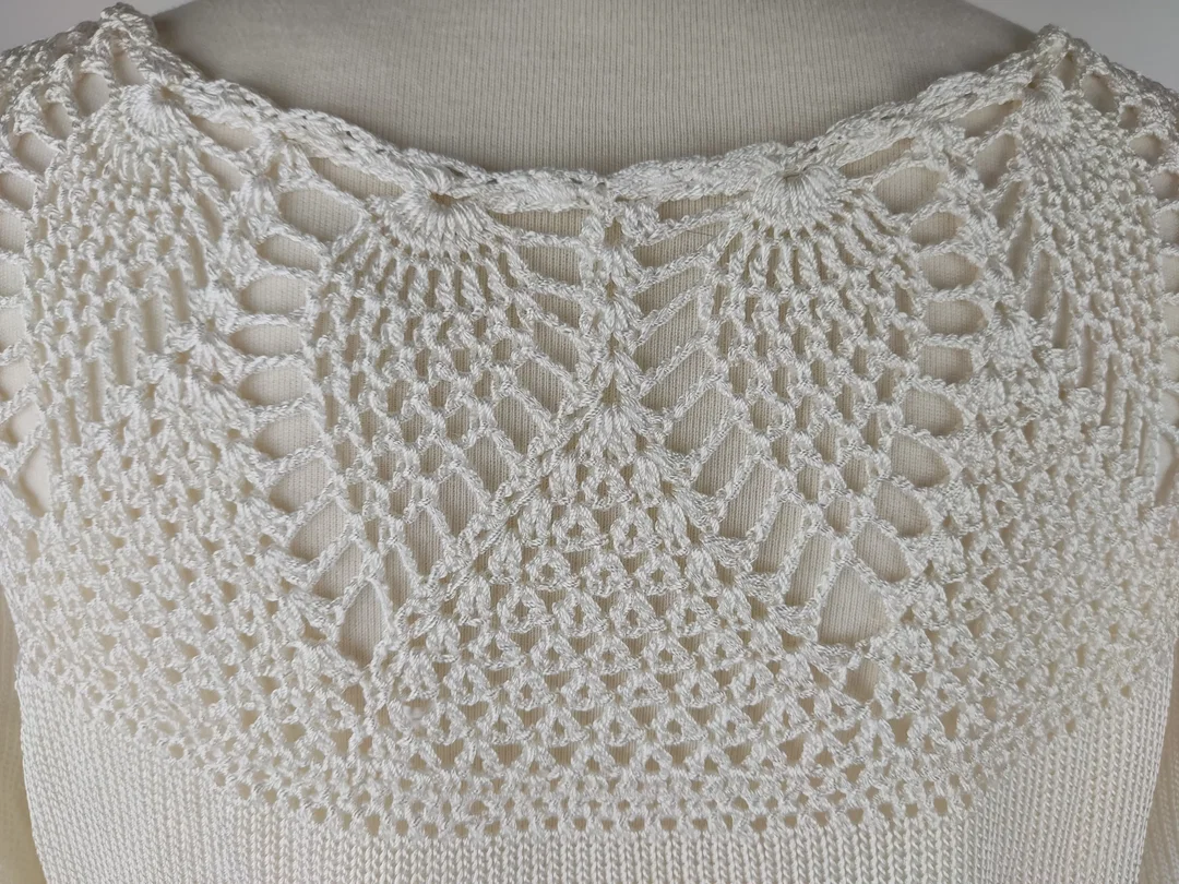 Pullover kurzam mit Rundhalsausschnitt, gestrickt, weißes Garn, Größe 40/42 (geschätzt) – Bild 4