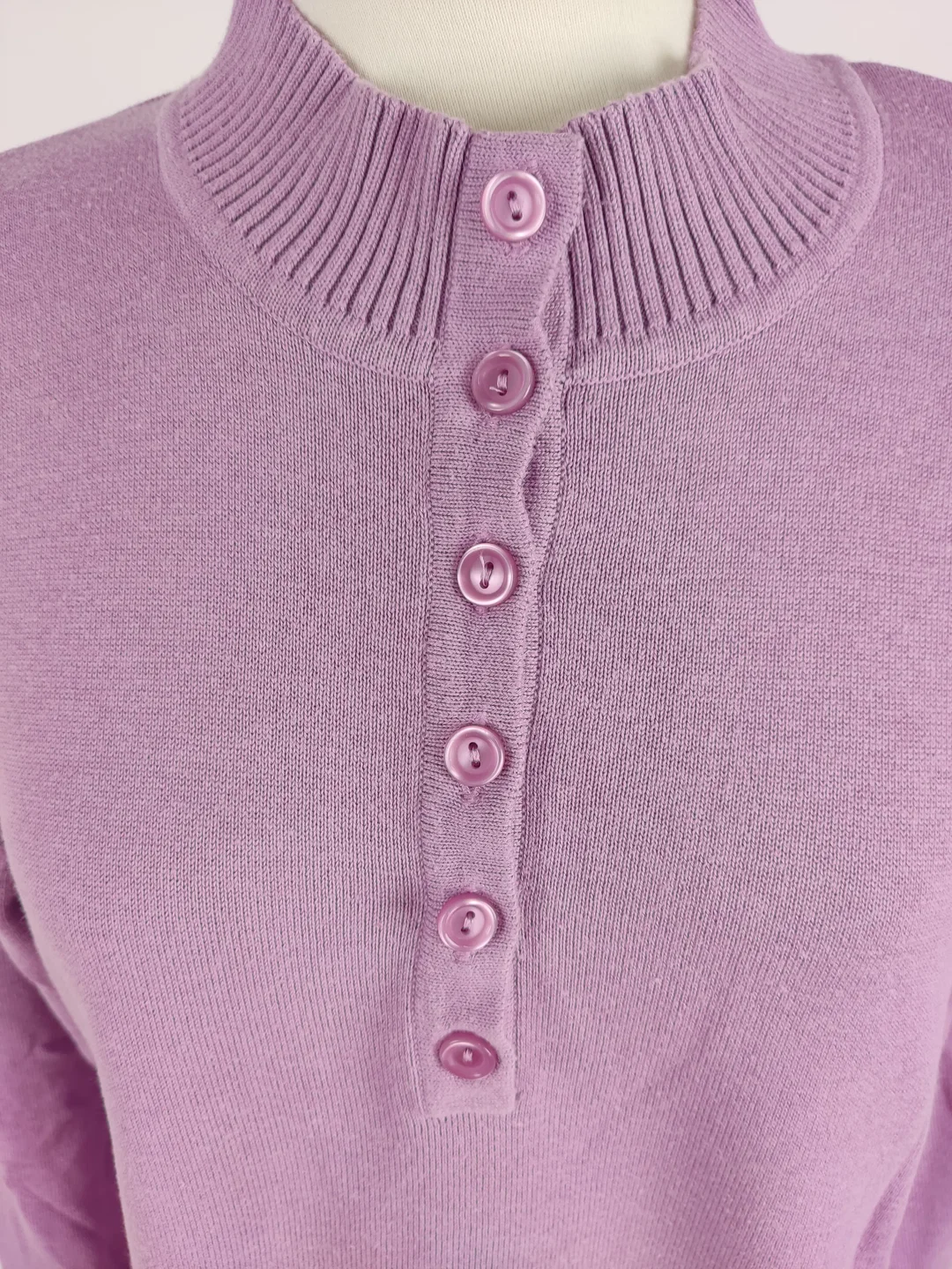Pullover "Fair Lady", langarm mit Stehkragen, lila mit Knopfleiste, Größe 44 – Bild 3
