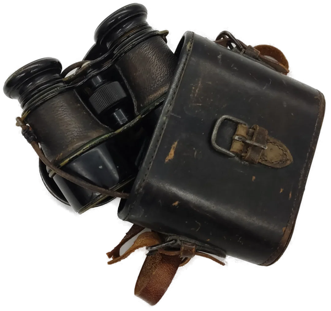 Altes Fernglas mit Ledertasche und Riemen – Bild 2